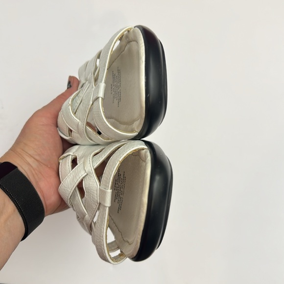 Tender Tootsies White slip on Comfort Sandals - Picture 5 of 6